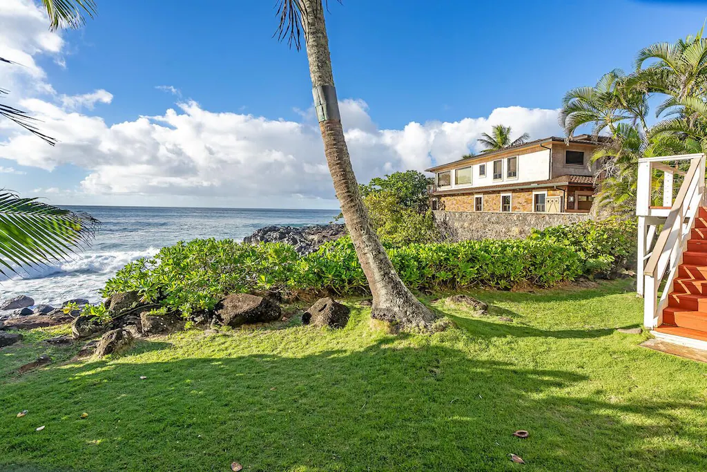 Airbnb Beach House In Hawaii - Beautifully remodeled ocean front house