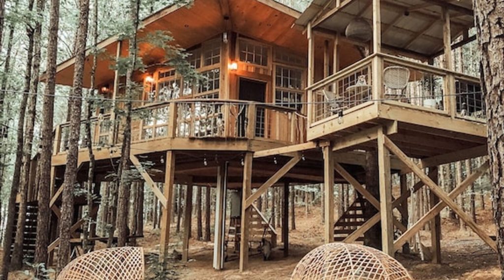 The Best Treehouses In The US

7. WANDERLUST TREEHOUSE Romantic couple's getaway

Location: Crane Hill, Alabama