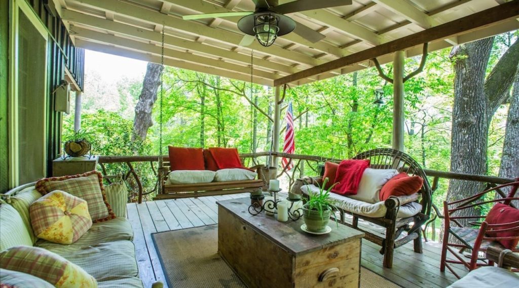 The Best Treehouses In Georgia

4. Beautifully Restored Historic Mountain Cabin-a Tree House in the Woods W/wifi

Location: Lakemont, Georgia