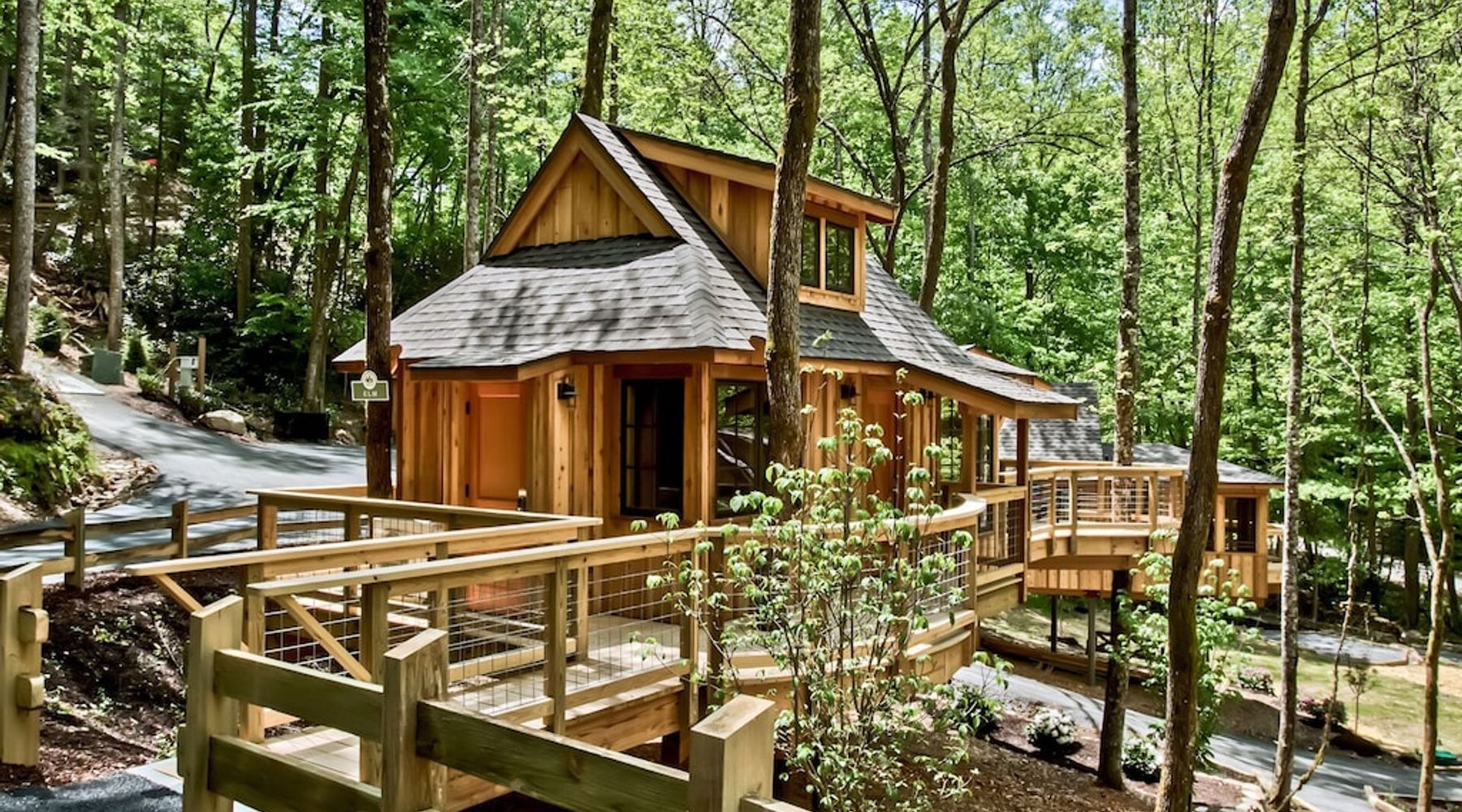 The Best Treehouses In The US

5. The Elm in Treehouse Grove at Norton Creek

Location:  Gatlinburg, Tennessee