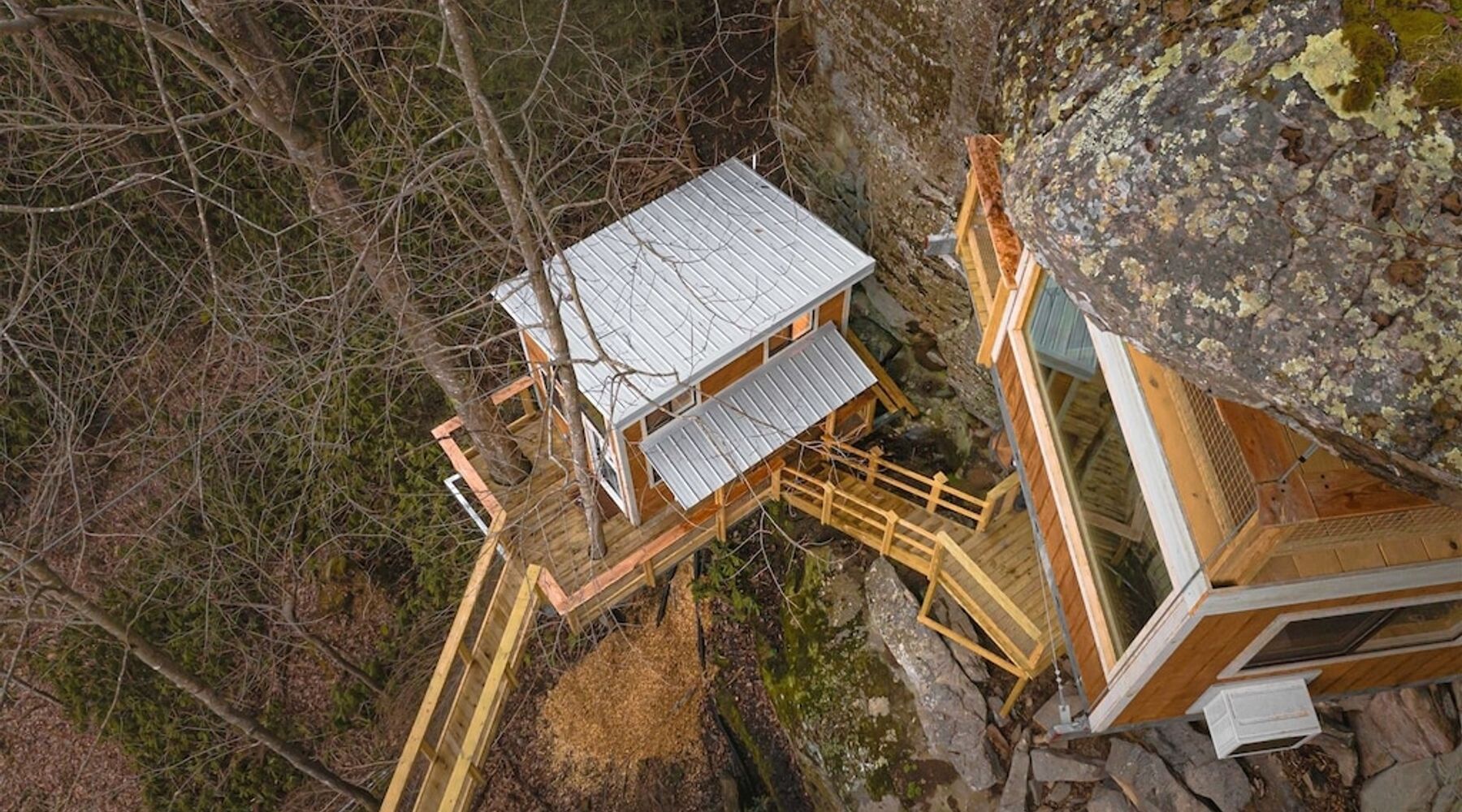 The Best Treehouses In The US

3. Cliff Dweller: Spend a night Suspended from the Ridgeline!

Location: Campton, Kentucky
