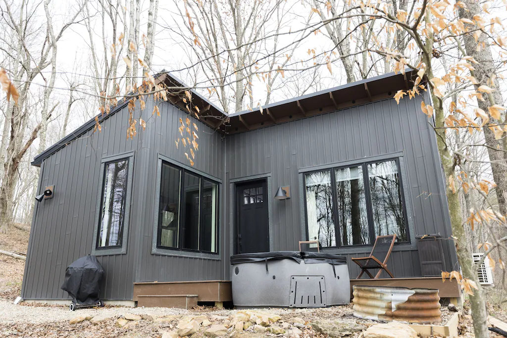 If you want a cabin with the modern feels, you should rent the Aspen Haus.