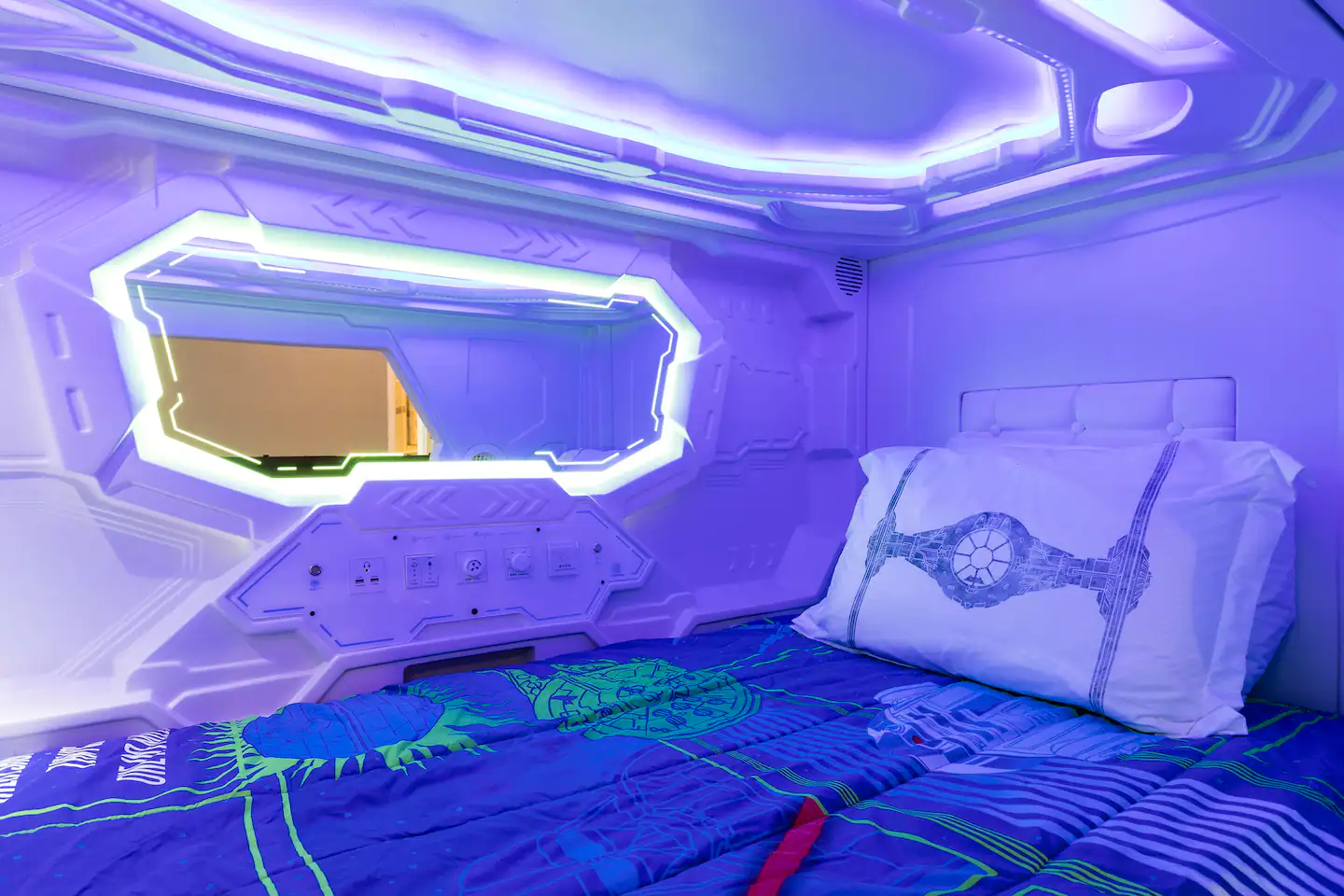A magical Star Wars-themed bunkbeds.