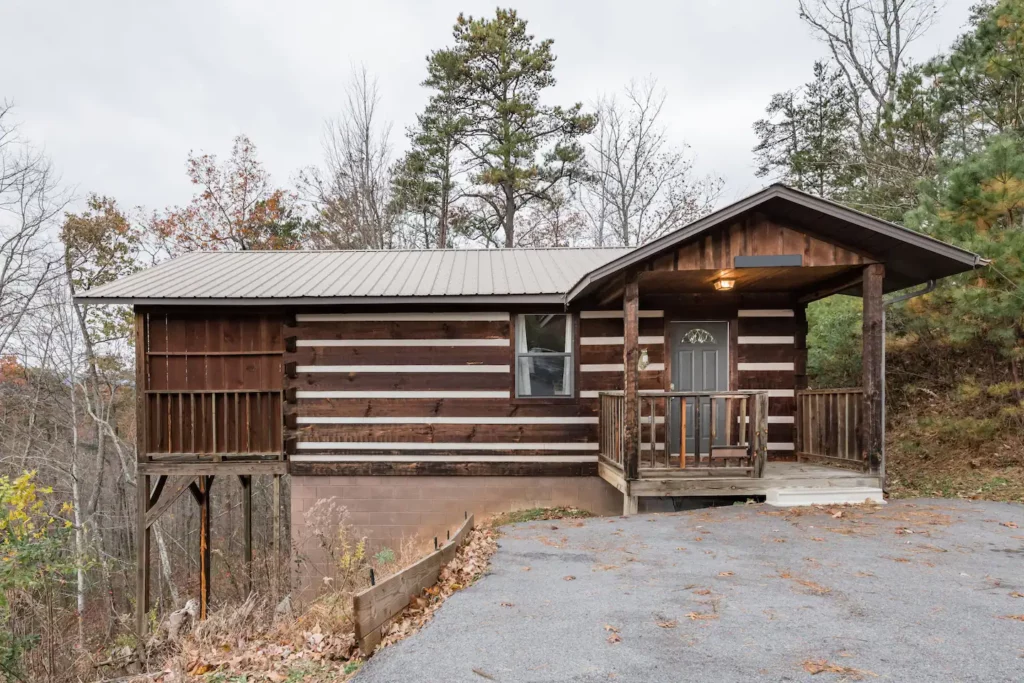 This cabin has access to breathtaking views and offers a wide variety of amenities.