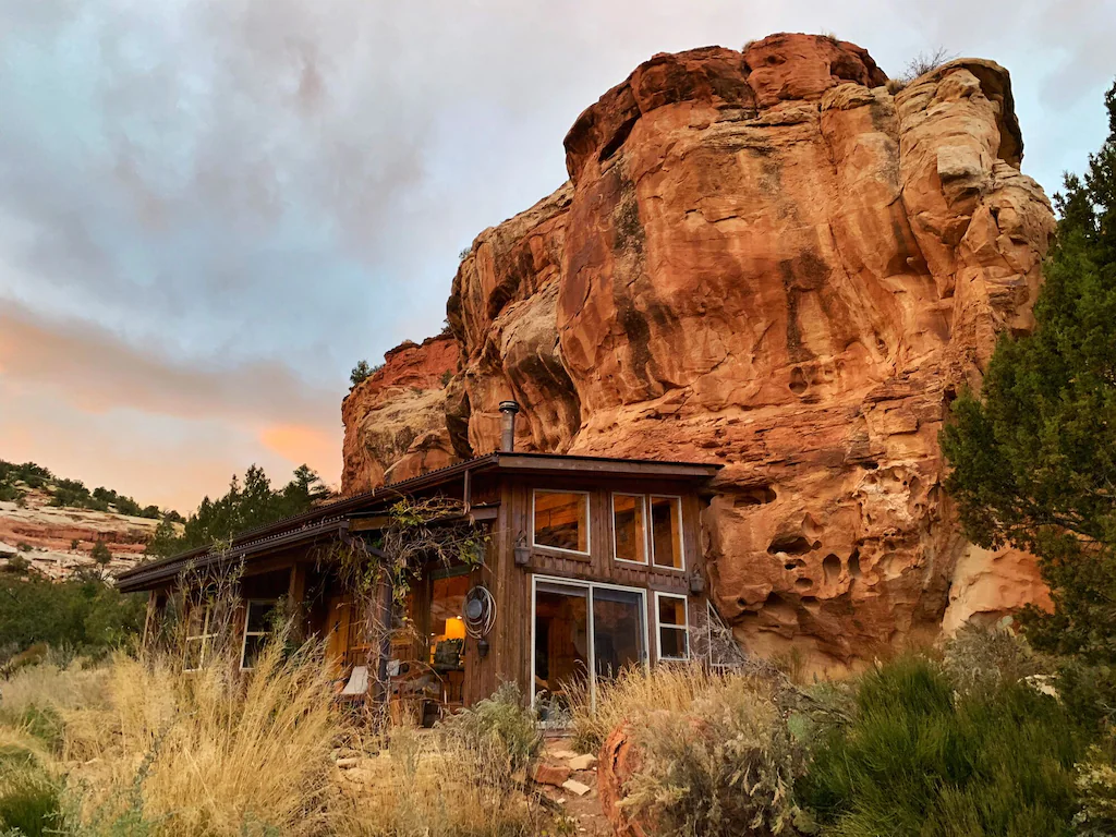 If you're a bit of an adventurous type of person, this cabin, built into a canyon, is perfect for you.