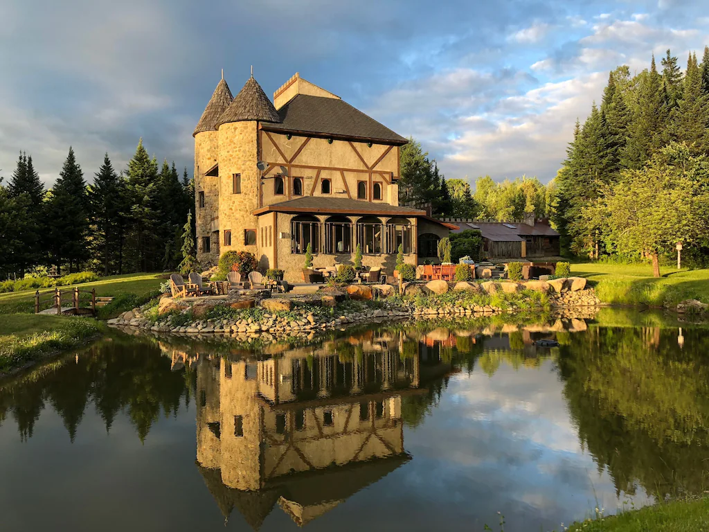 One look at this castle will surely take your breath away as it's found by the side of a lake and surrounded by trees making it ideal for fanatics for era novels and movies.