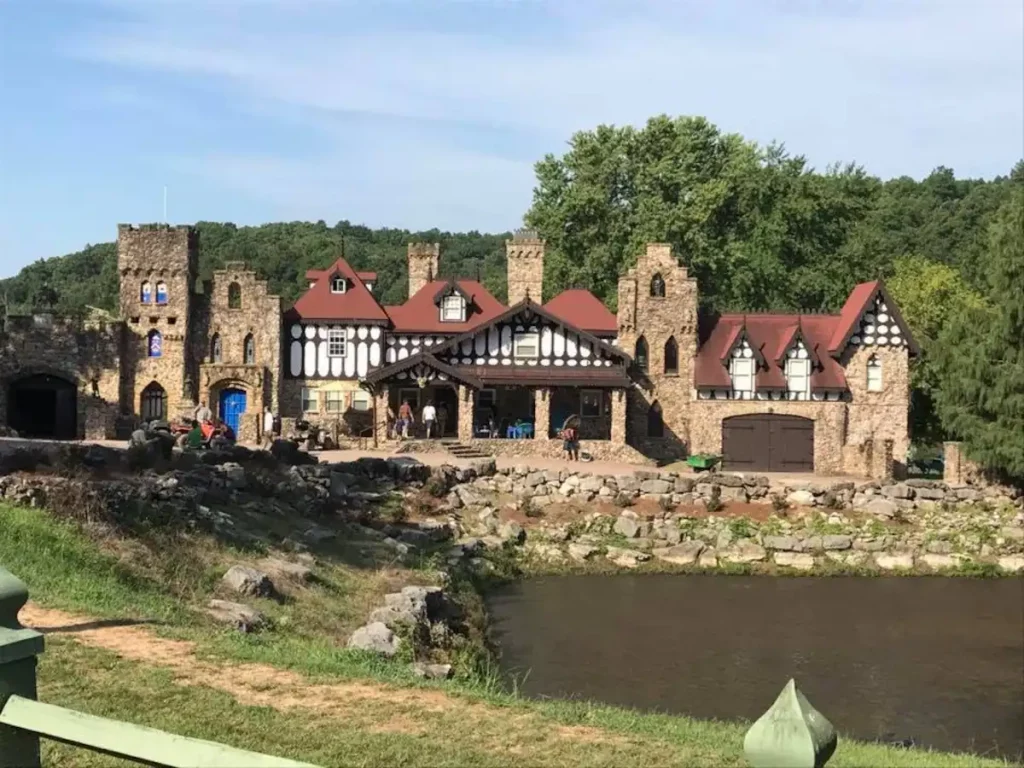 The majestic Twin Turret Farm Castle will make you feel like a royalty from the private lake surrounding it to the wonderful interior with lots of activities you can enjoy.