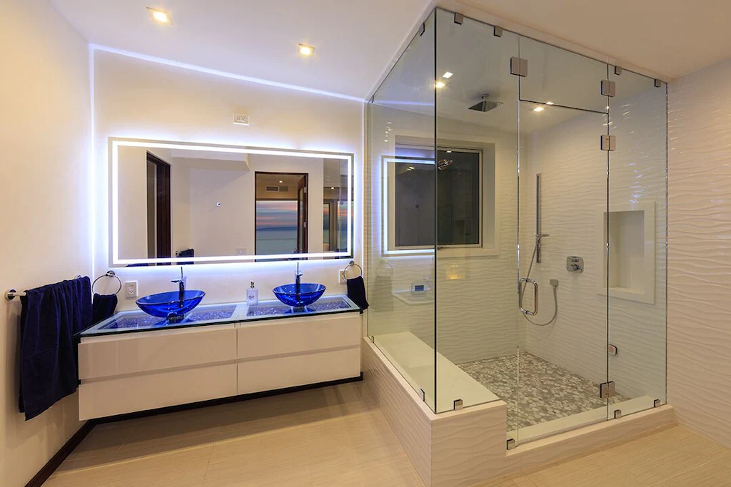 A fully equipped master bathroom
