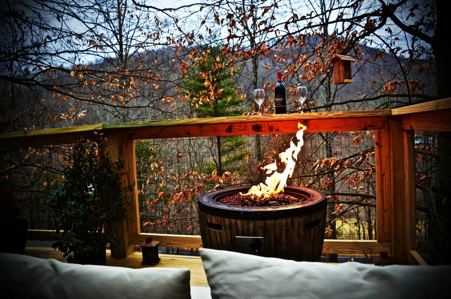 For a romantic evening, there is a cozy lounge with a fire table.