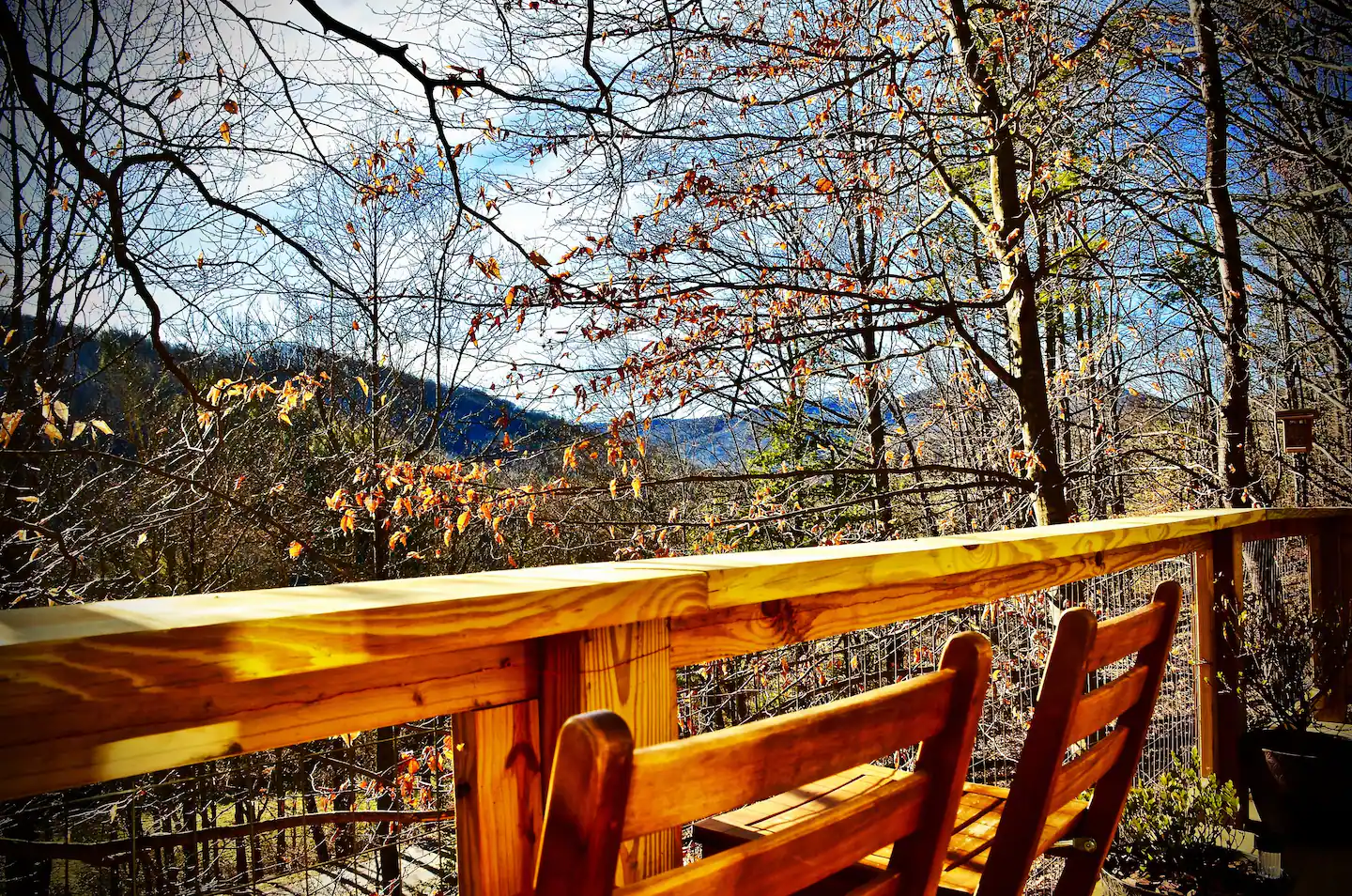 Lower deck eating area to enjoy your morning coffee while gazing out at the mountains in winter.