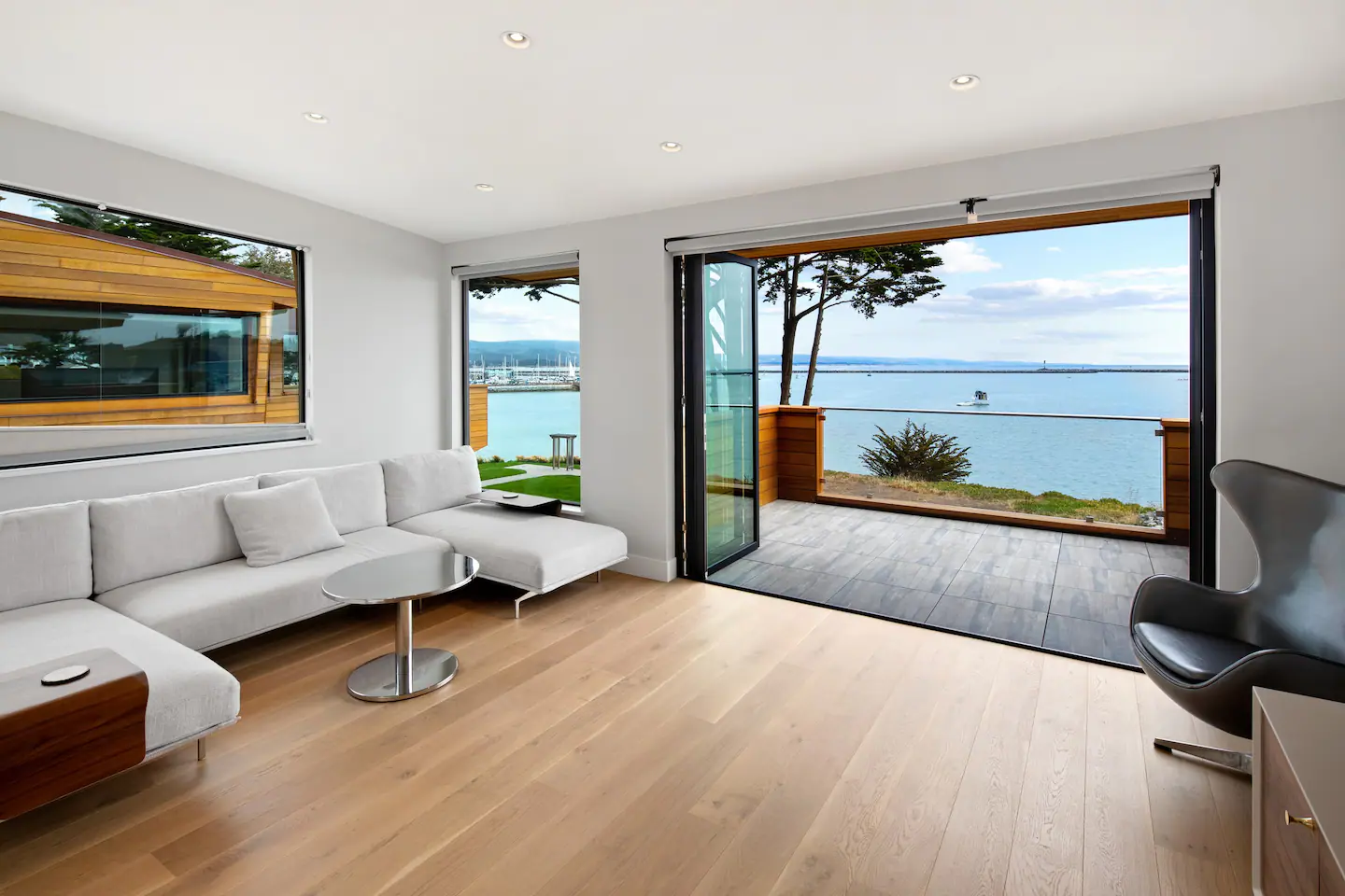 The living room connects to the deck which gives access to relaxing views.
