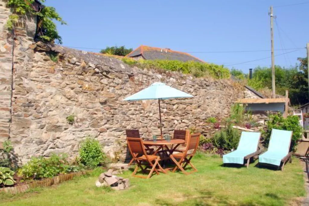 Walled garden equipped with furniture