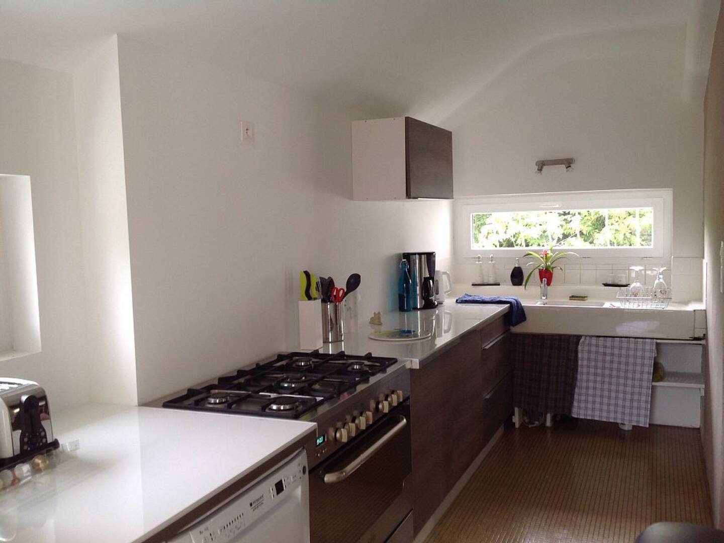 Kitchen equipped with everything necessary to accommodate a group of 25 people, cooking range and 2 fridges