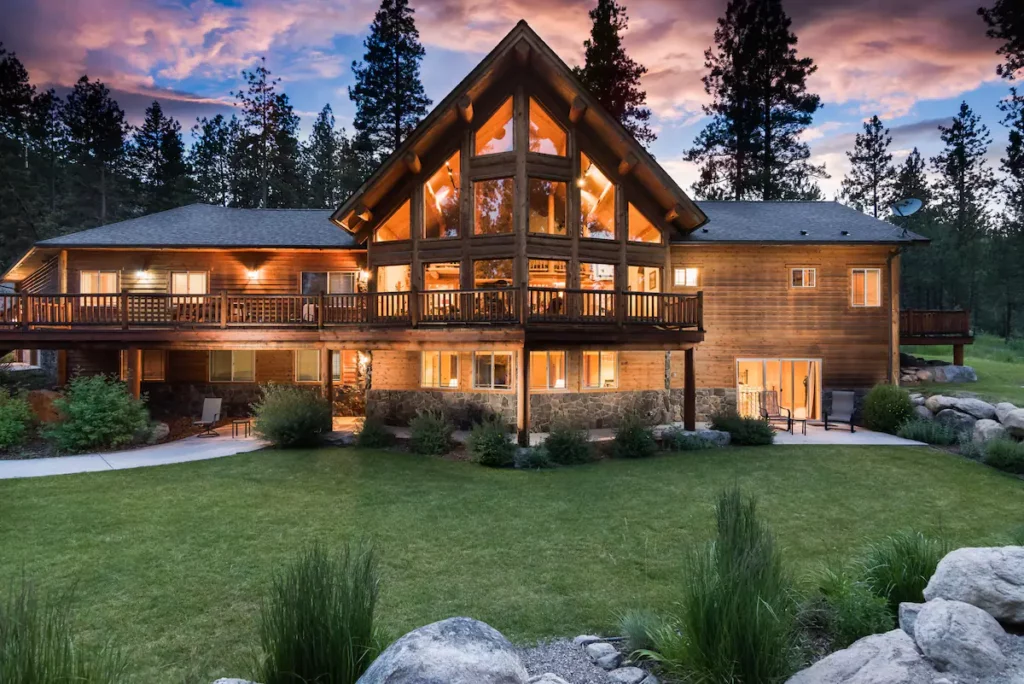 Charming log-accented house, just 10 minutes from Hamilton, Montana.