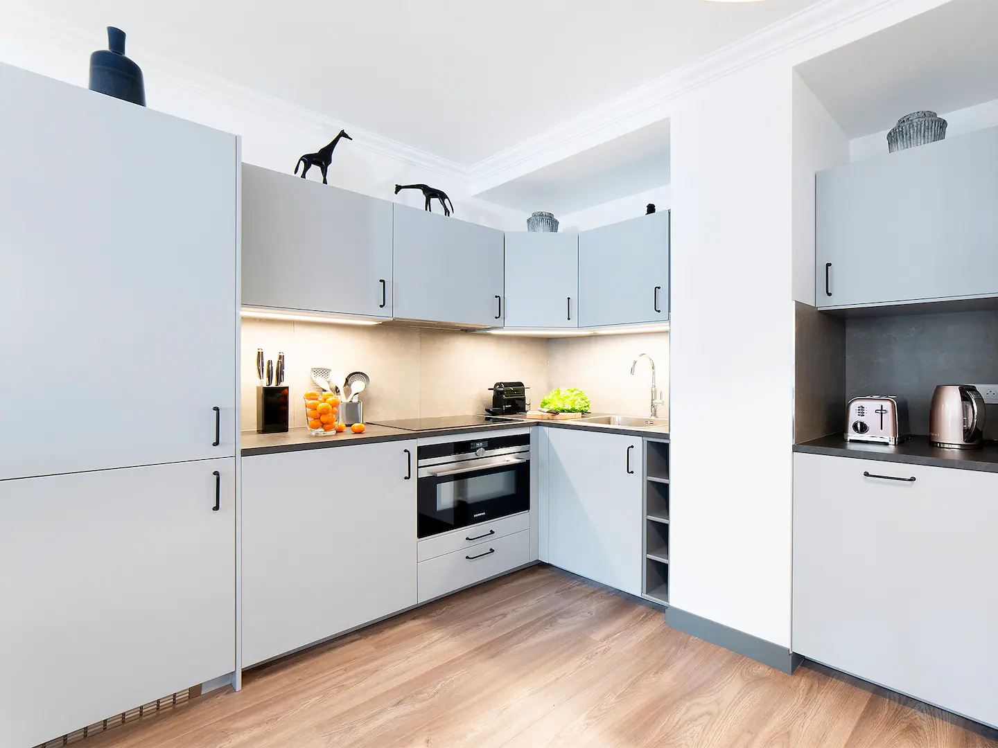 Fully equipped kitchen: oven-microwave, induction hob, Nespresso coffee machine, washer/dryer and dishwasher