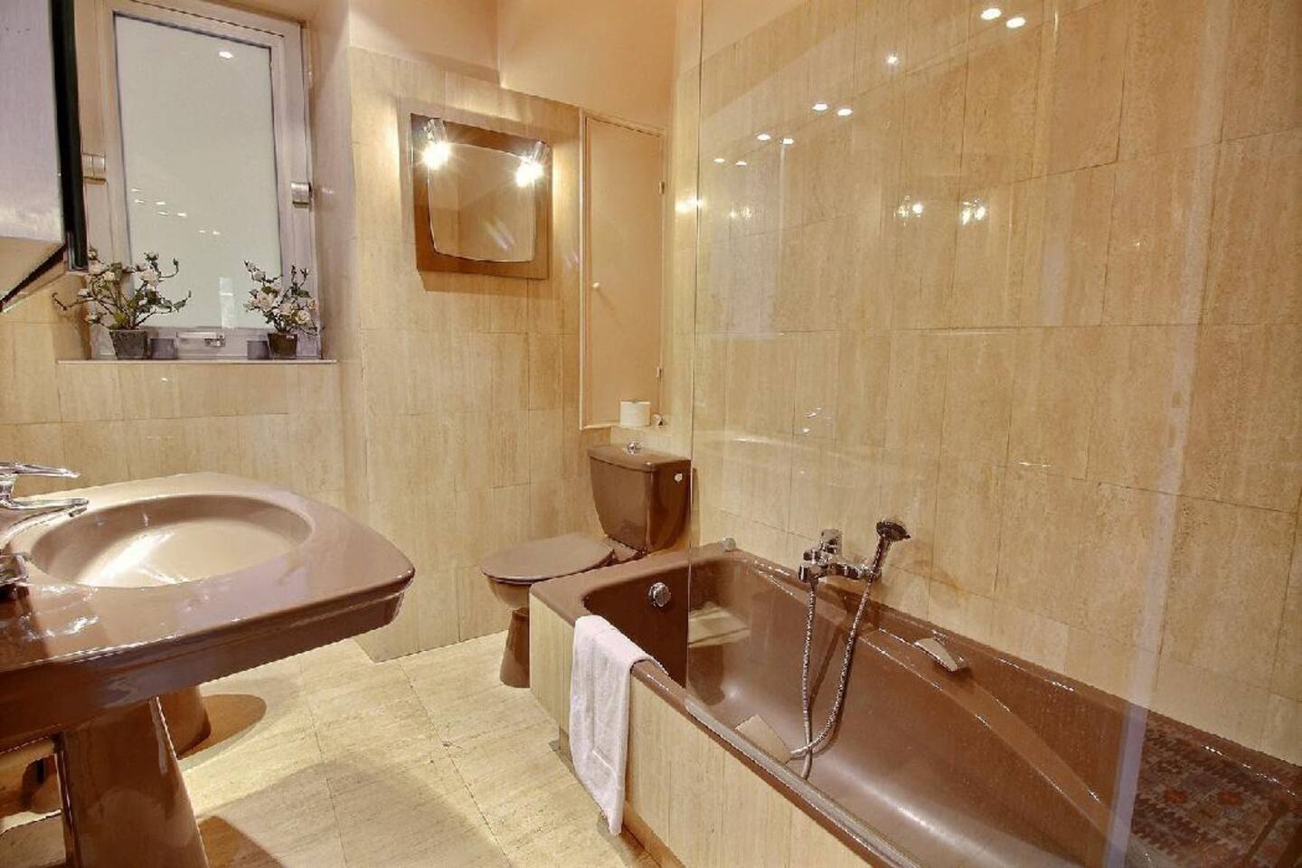 The bathroom it features a bathtub, toilets, a large washbasin and a bidet.