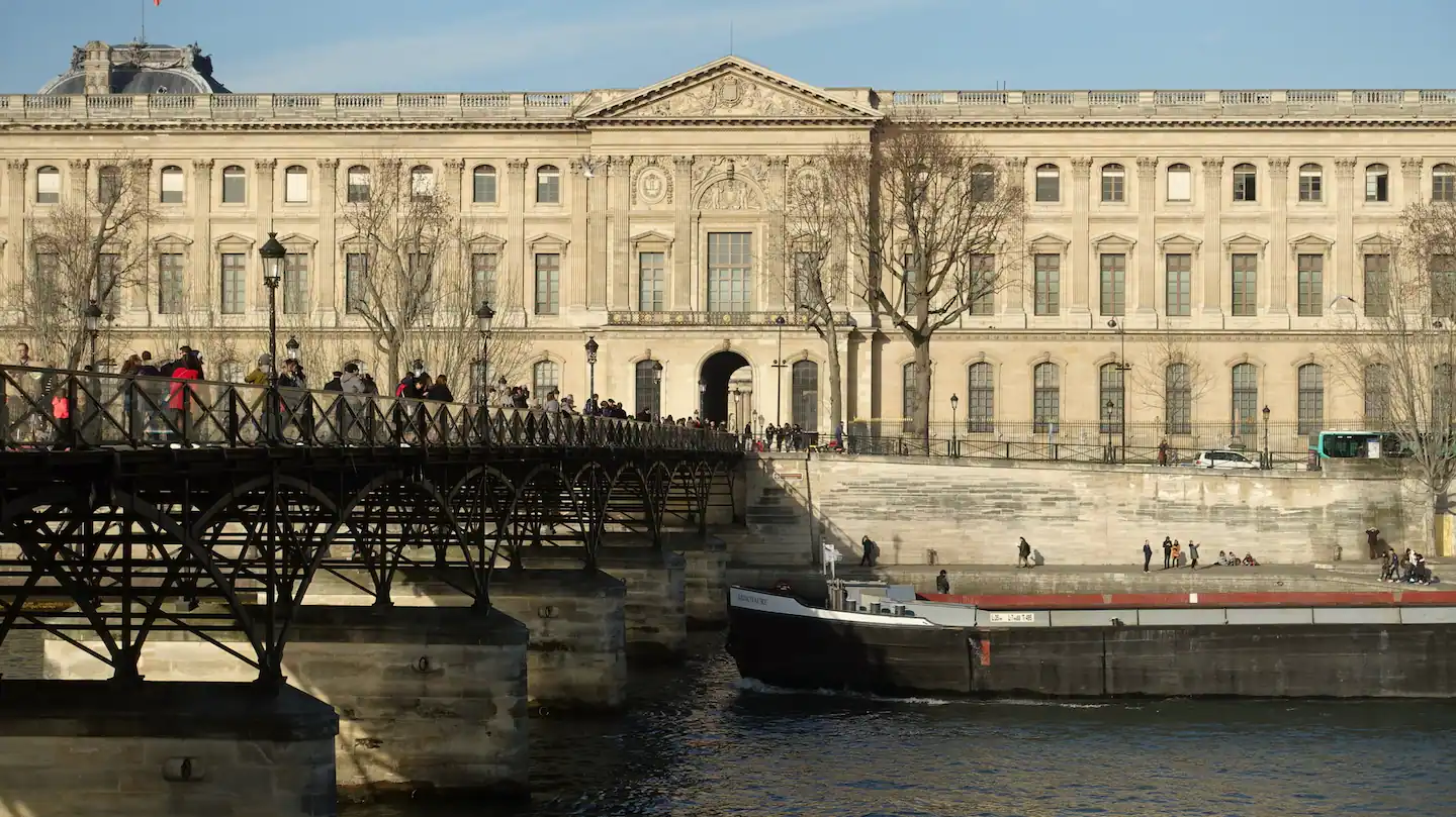 5-minute stroll to the Louvre Museum along the Seine.