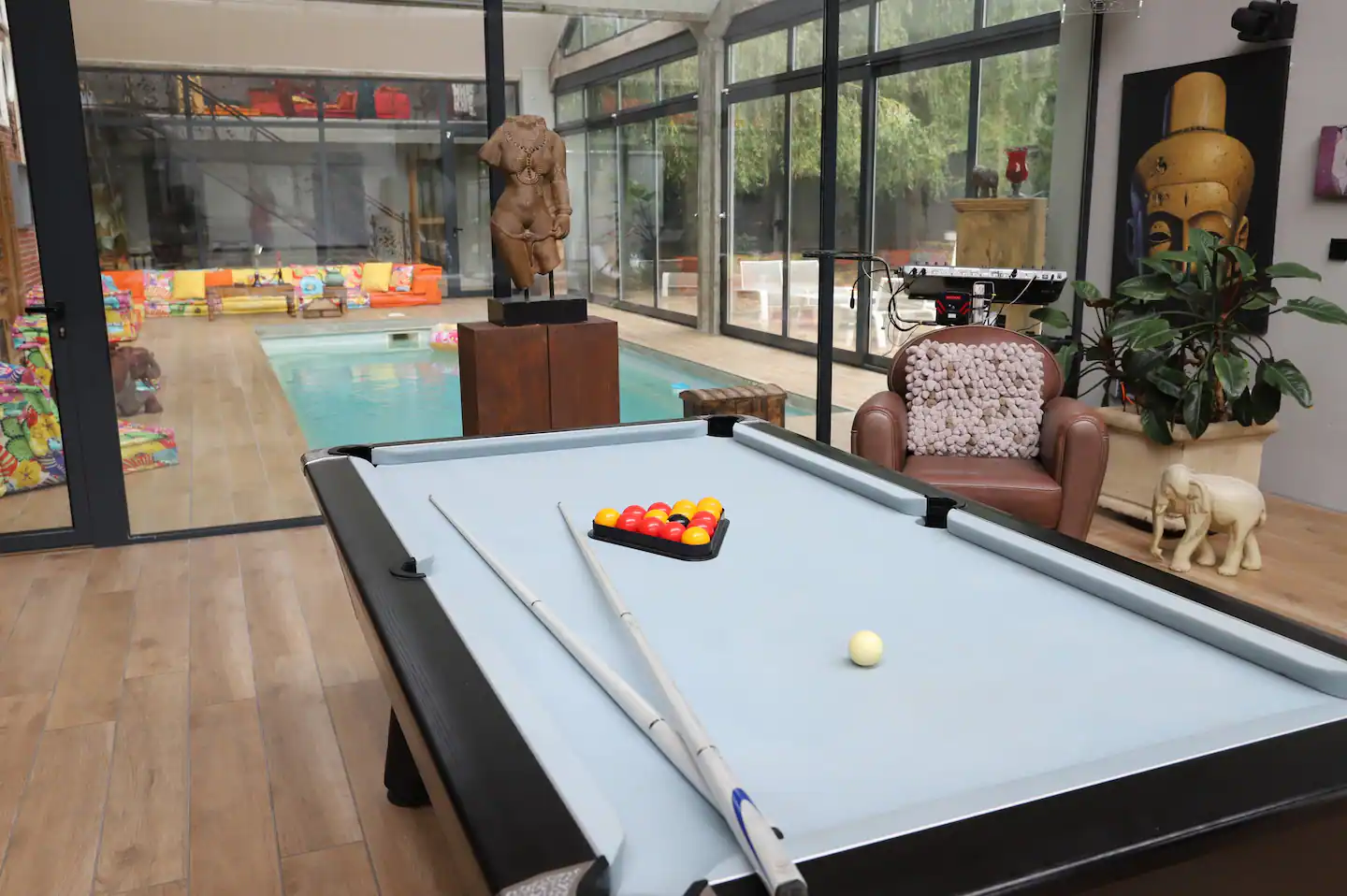 A heated indoor pool, sauna, gym, hairdresser, billiards and dart games as well as a mixing table and light games will be at your disposal.