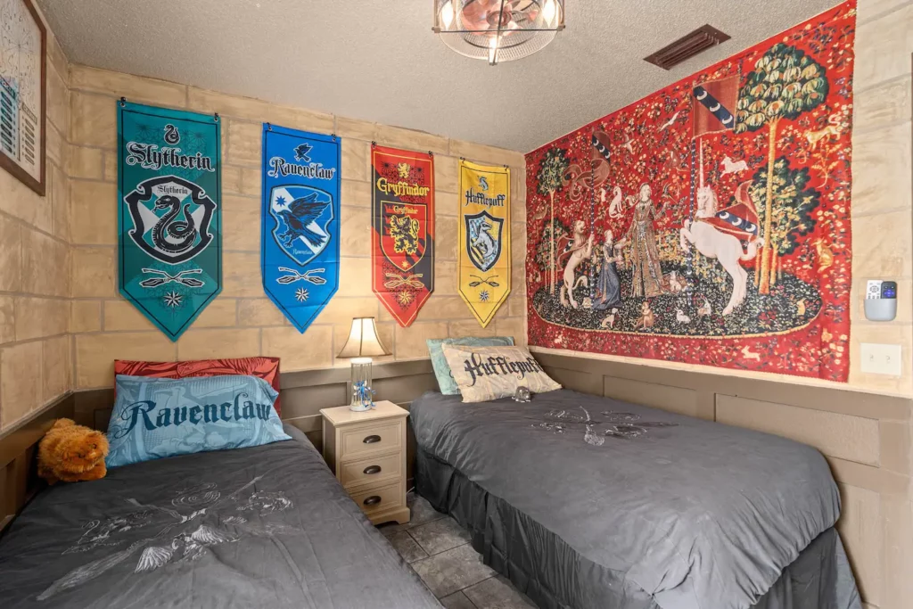 Wonderfully Hogwarts-decorated bedrooms near Disney