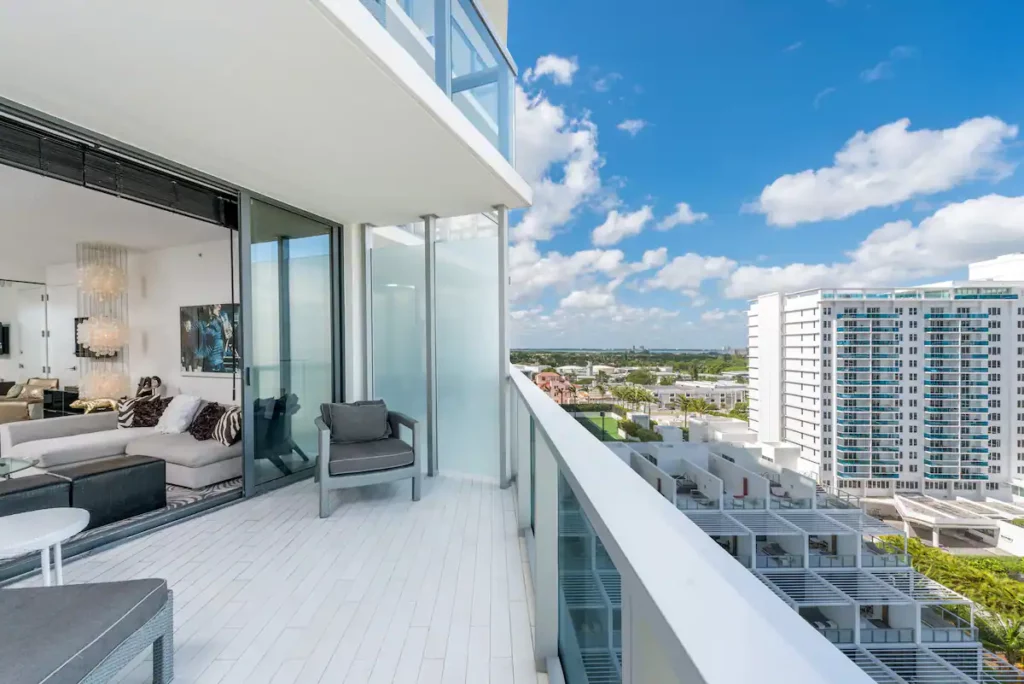Airbnb Miami Luxe - Old Hollywood glamour infuses this corner-suite retreat high above the ocean in South Beach.