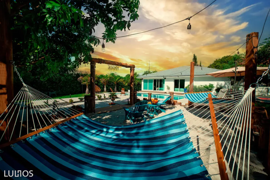Airbnb Miami Jacuzzi - Our hammocks are the perfect place to rest, read a good book or simply contemplate the landscape while enjoying the gentle breeze.
