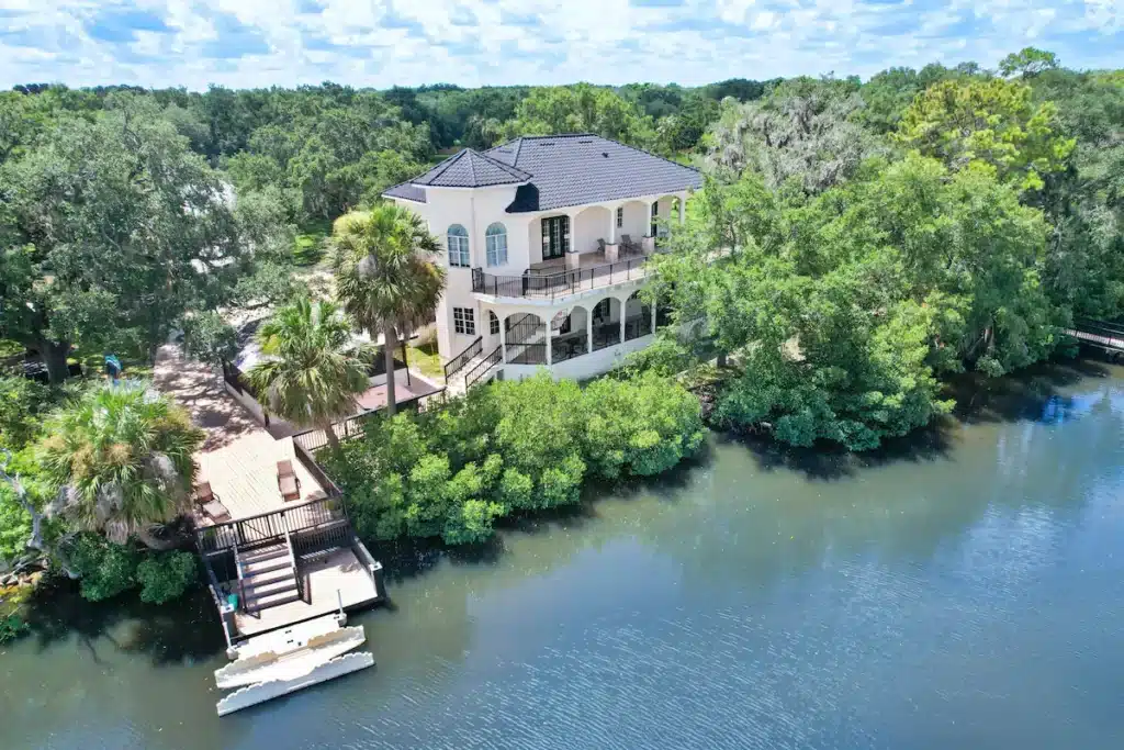 Airbnb Tampa: Best Waterfront Property - Massive Waterfront vacation villa 