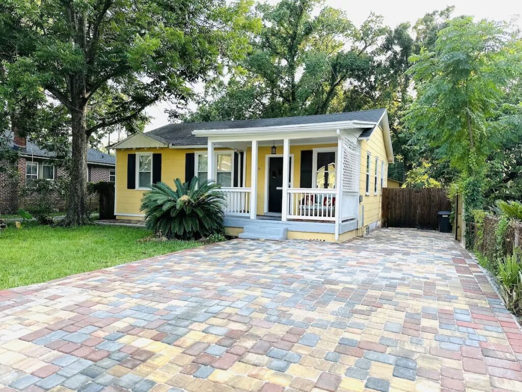 Airbnb Jacksonville FL This bungalow has 3 bedrooms, 2 full bathrooms and can accommodate 6 people.